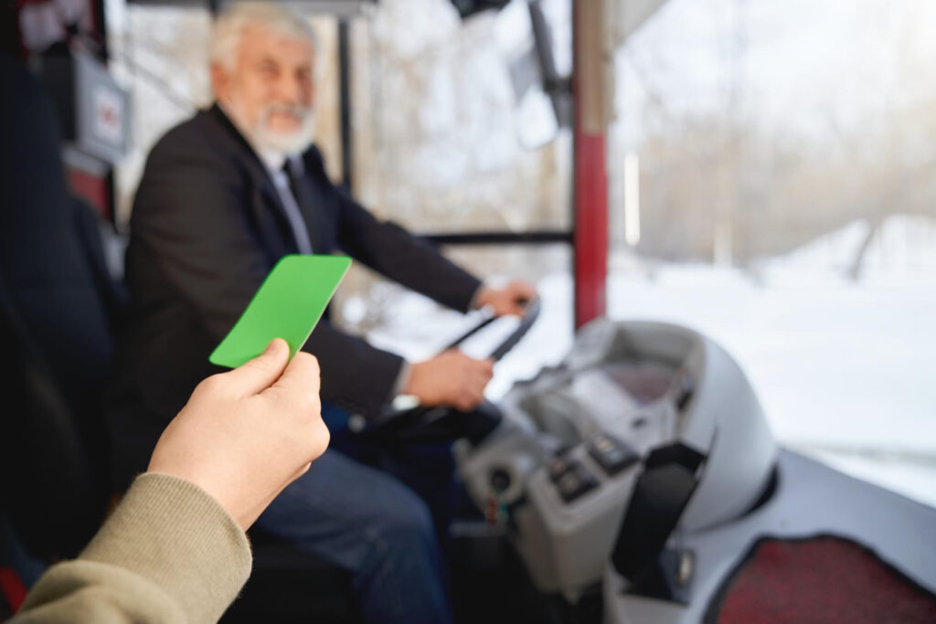 conductor recibiendo un ticket