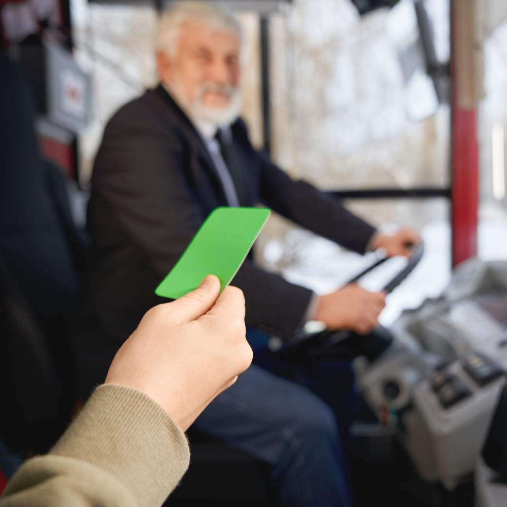 conductor recibiendo un ticket