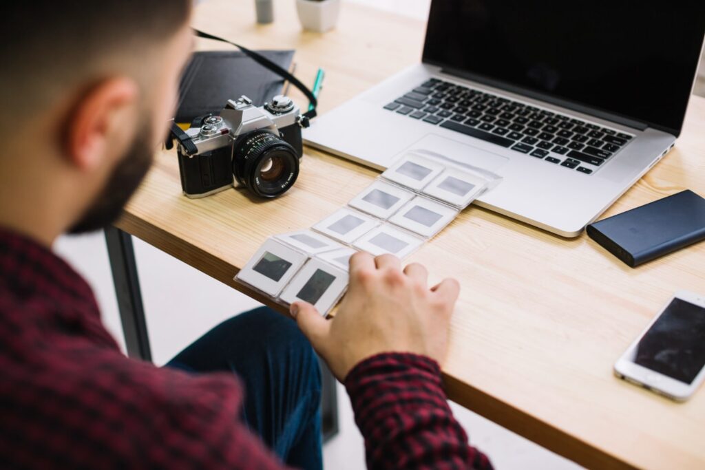 revelando fotografías para crear contenido digital