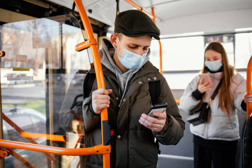 viajero en un autobus