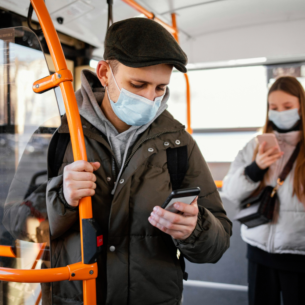 viajero en un autobus