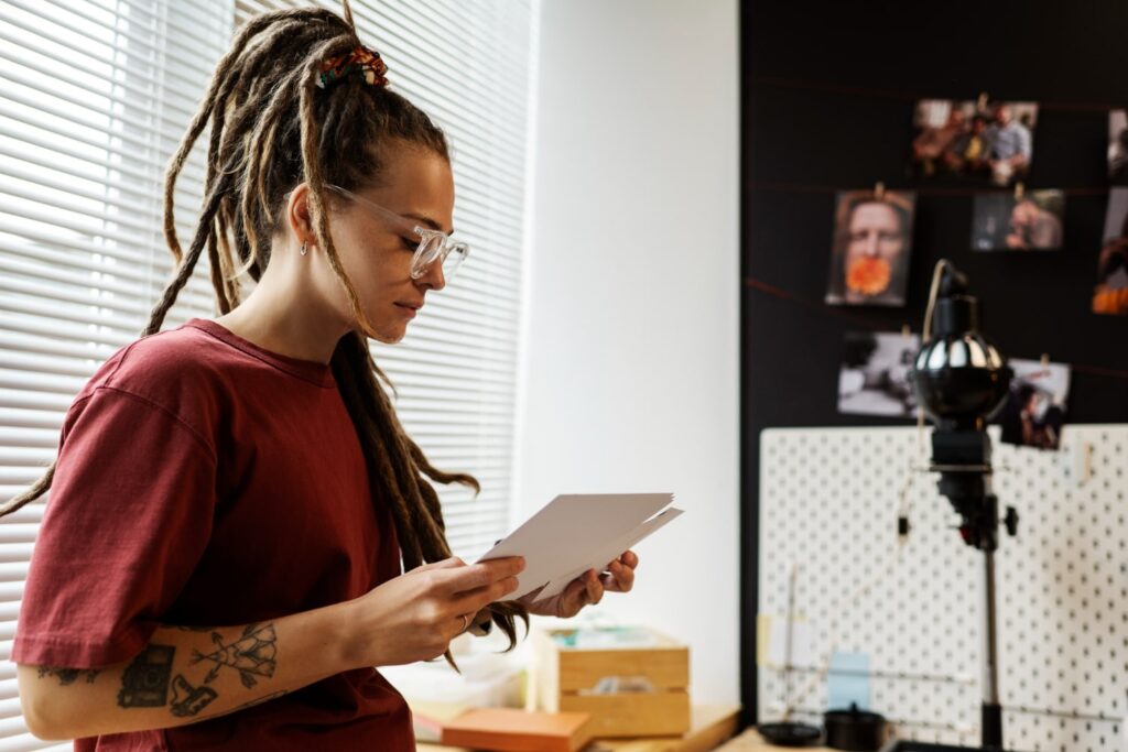 joven con rastas creando contenido digital