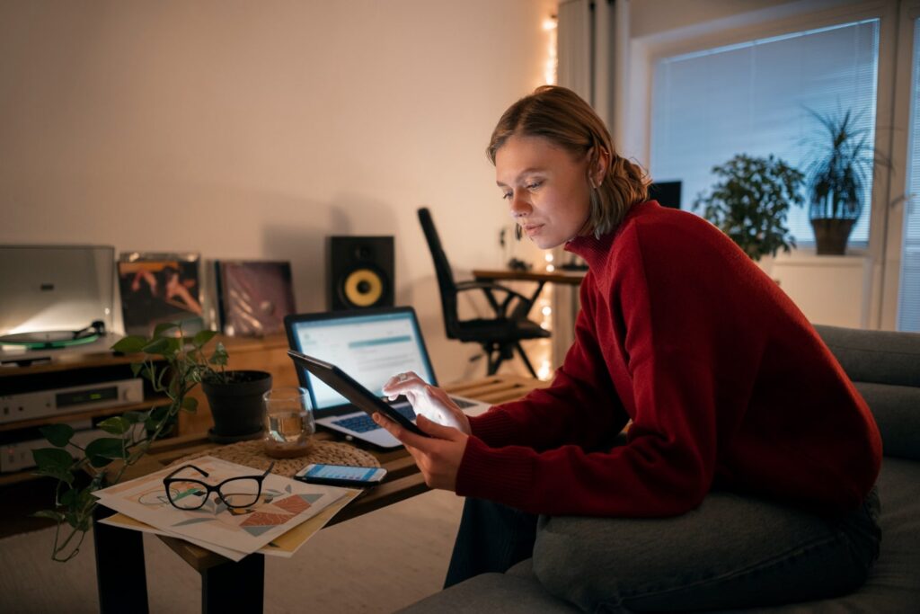 mujer creando contenido digital desde el móvil