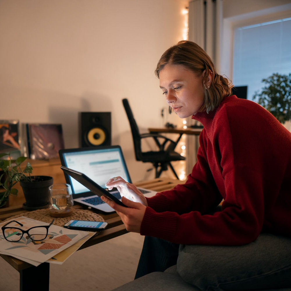 mujer creando contenidos digitales