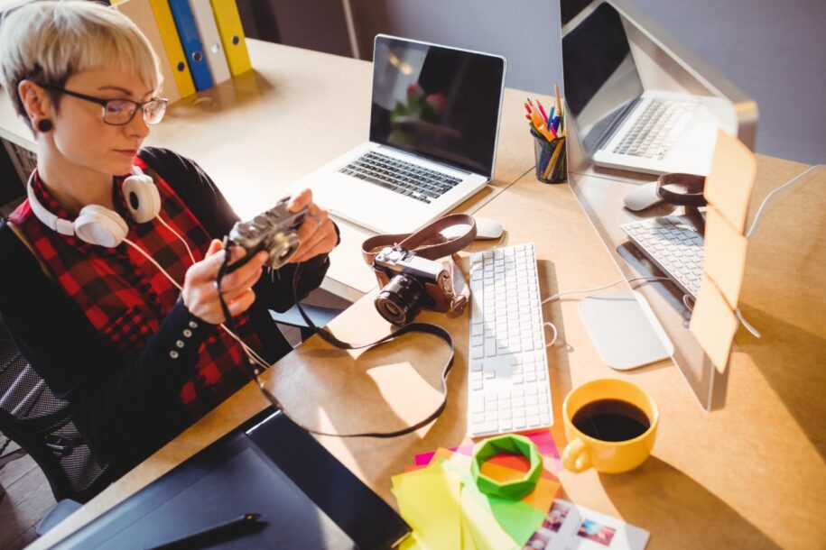 joven con una cámara fotográfica creando contenido digital para un curso gratuito