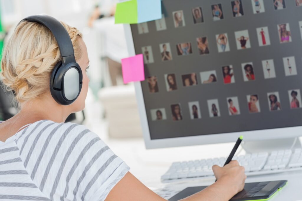 mujer joven en medio d una clase de teleformación gratuita