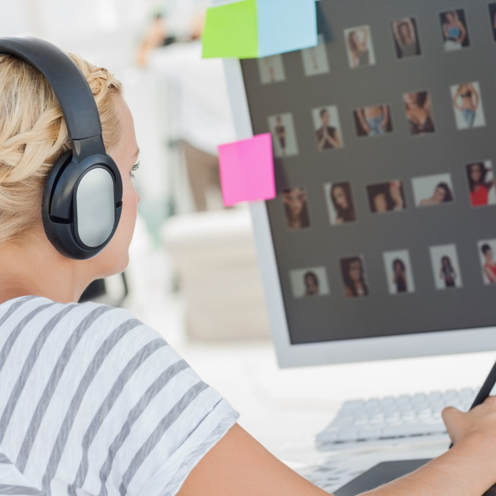 mujer con cascos en un curso online