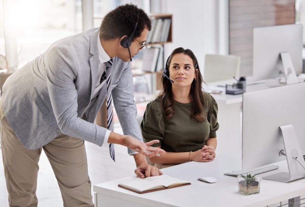 dos personas hablando en un call center