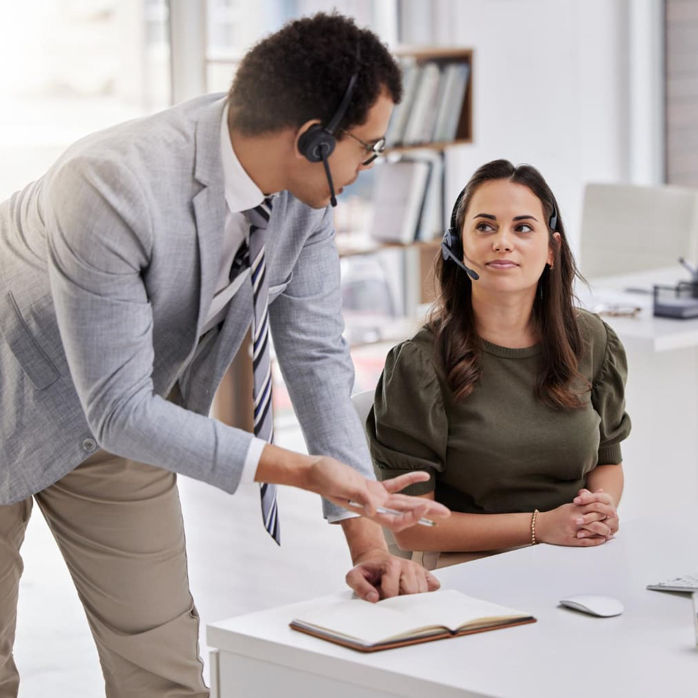 dos personas hablando en el trabajo