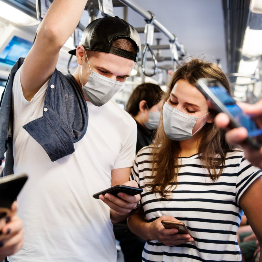 dos viajeros en transporte público