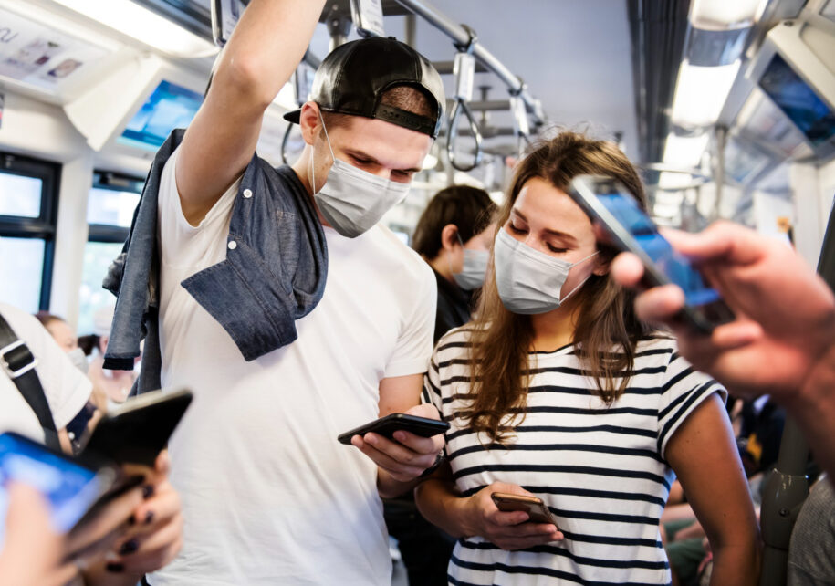 dos viajeros en transporte público