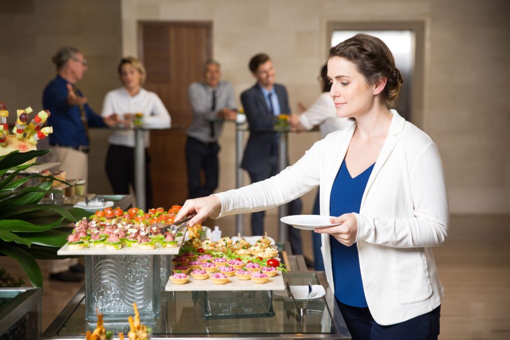 mujer comiendo en un evento