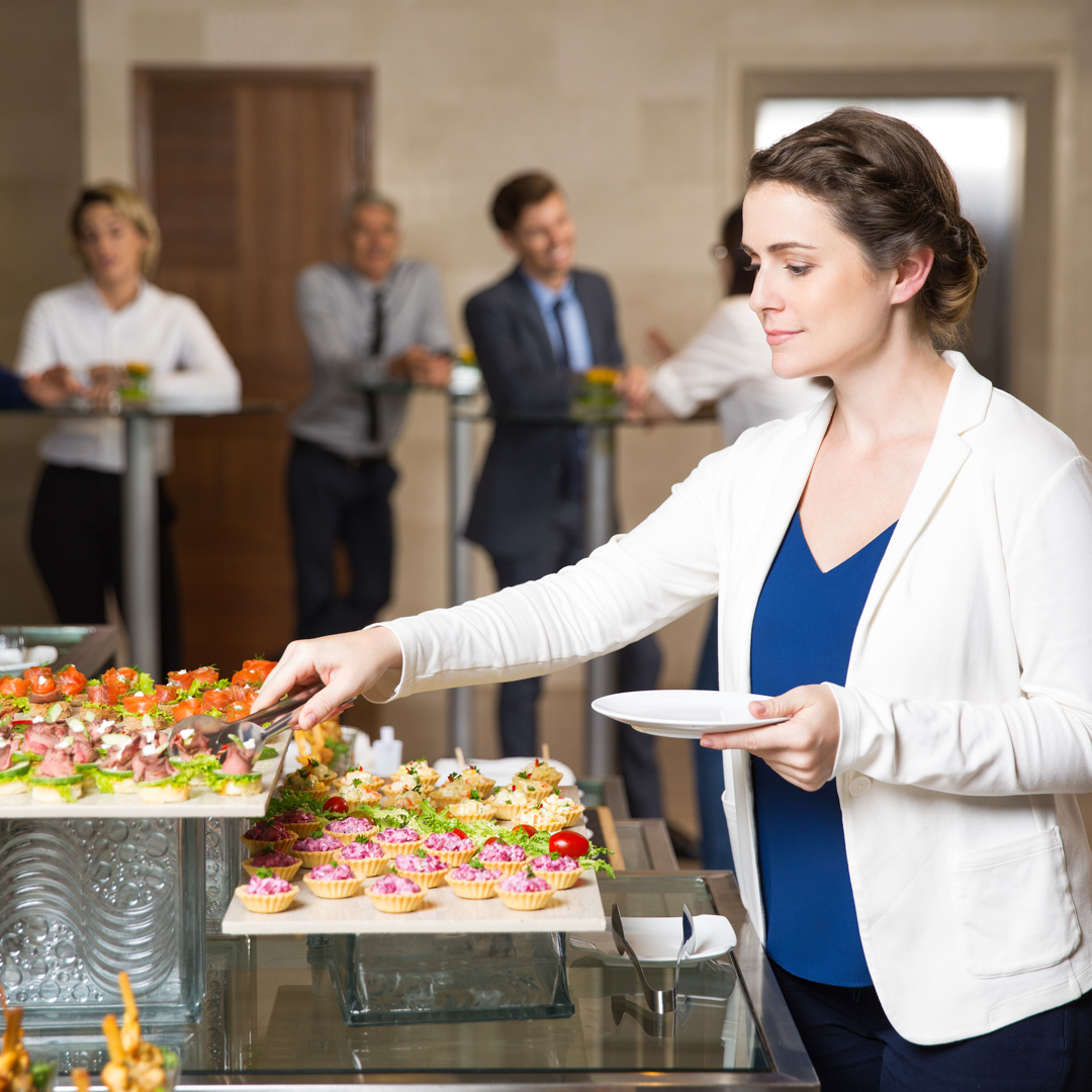 mujer en un buffet