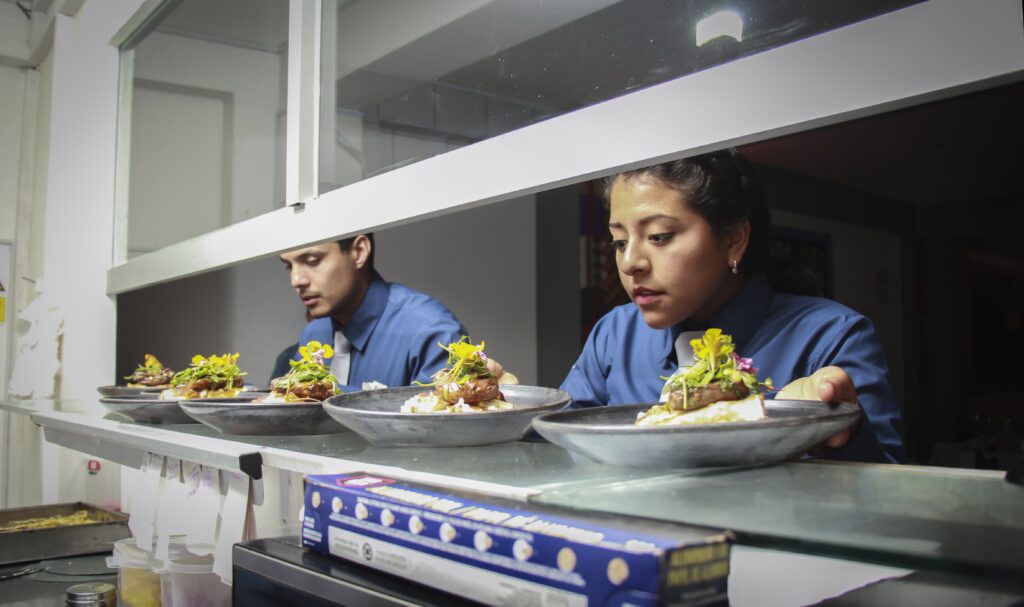 cocineros trabajando