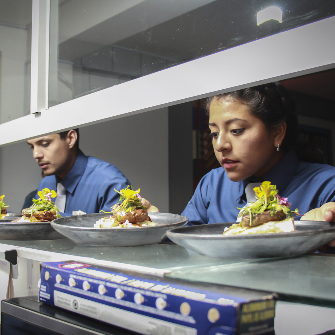 cocineros viendo platos