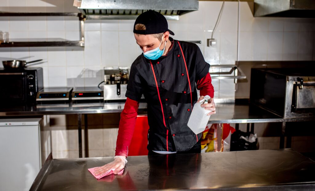 cocinero limpiando una cocina