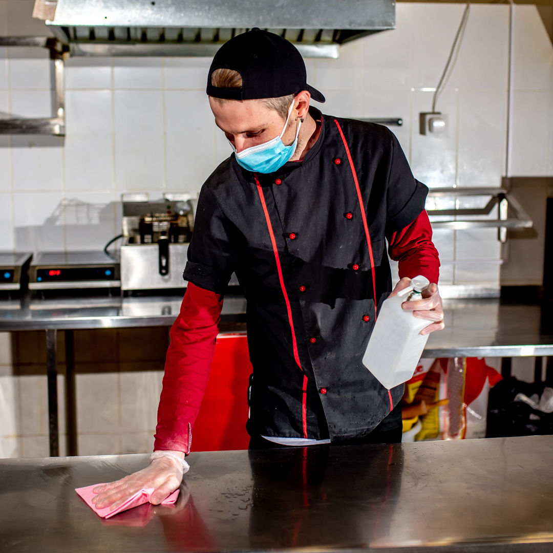 cocinero limpiando con mascarilla