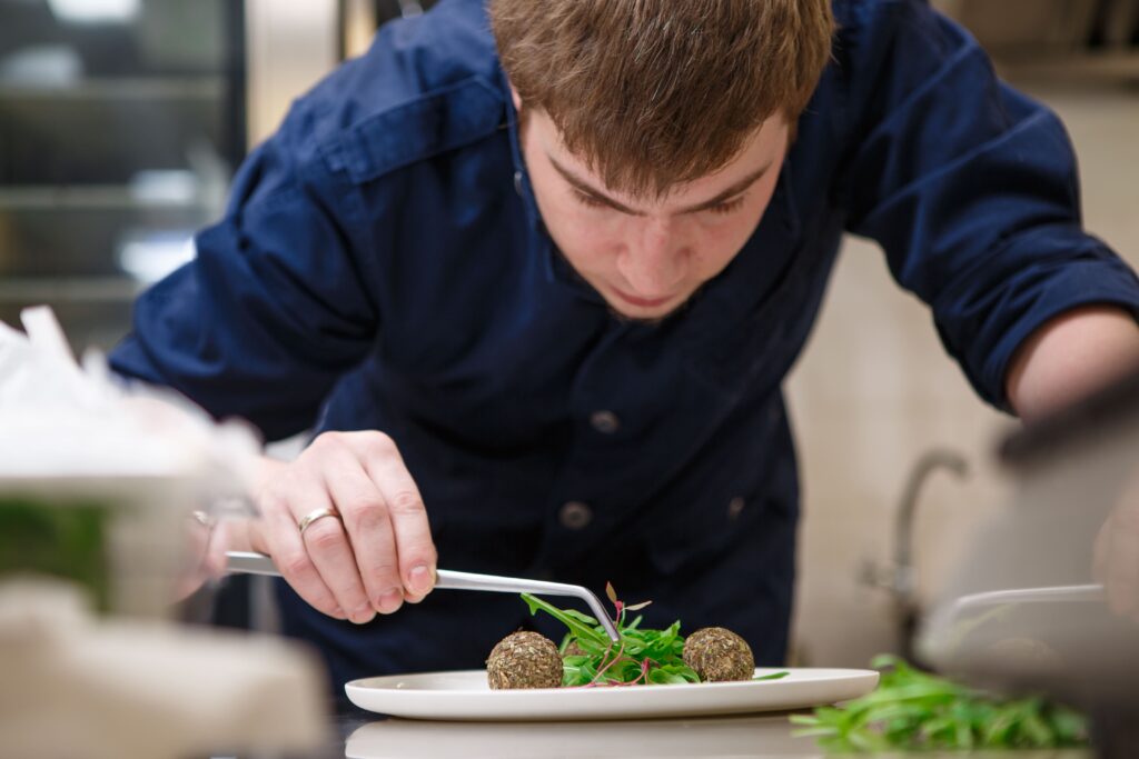 cocinero sirviendo un plato