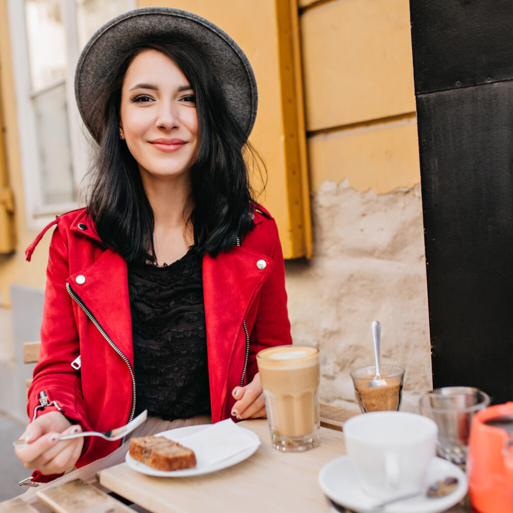 turista francesa tomando café