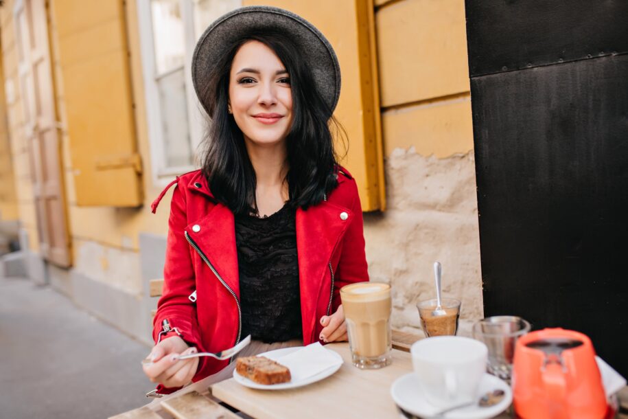 turismo francés en una cafetería