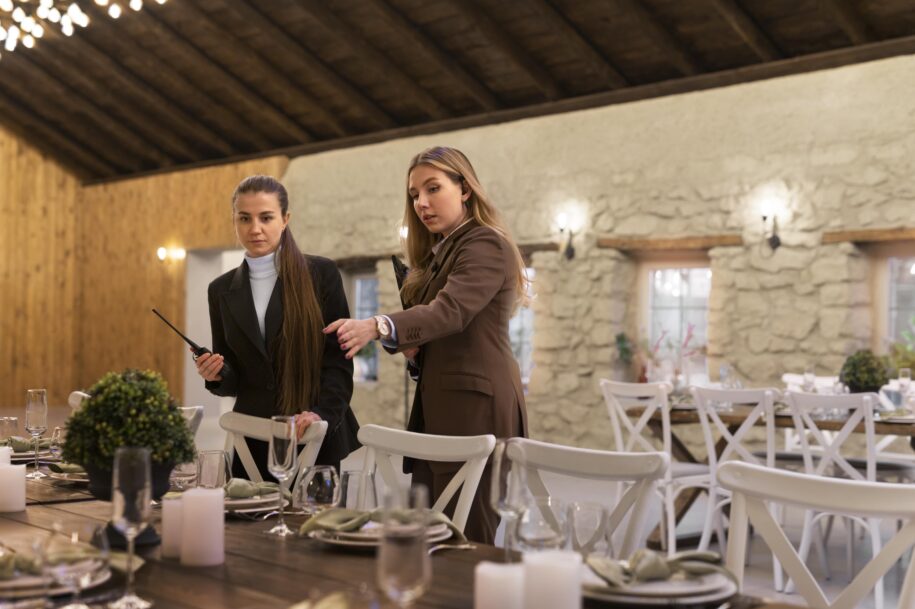 mujeres organizando un catering