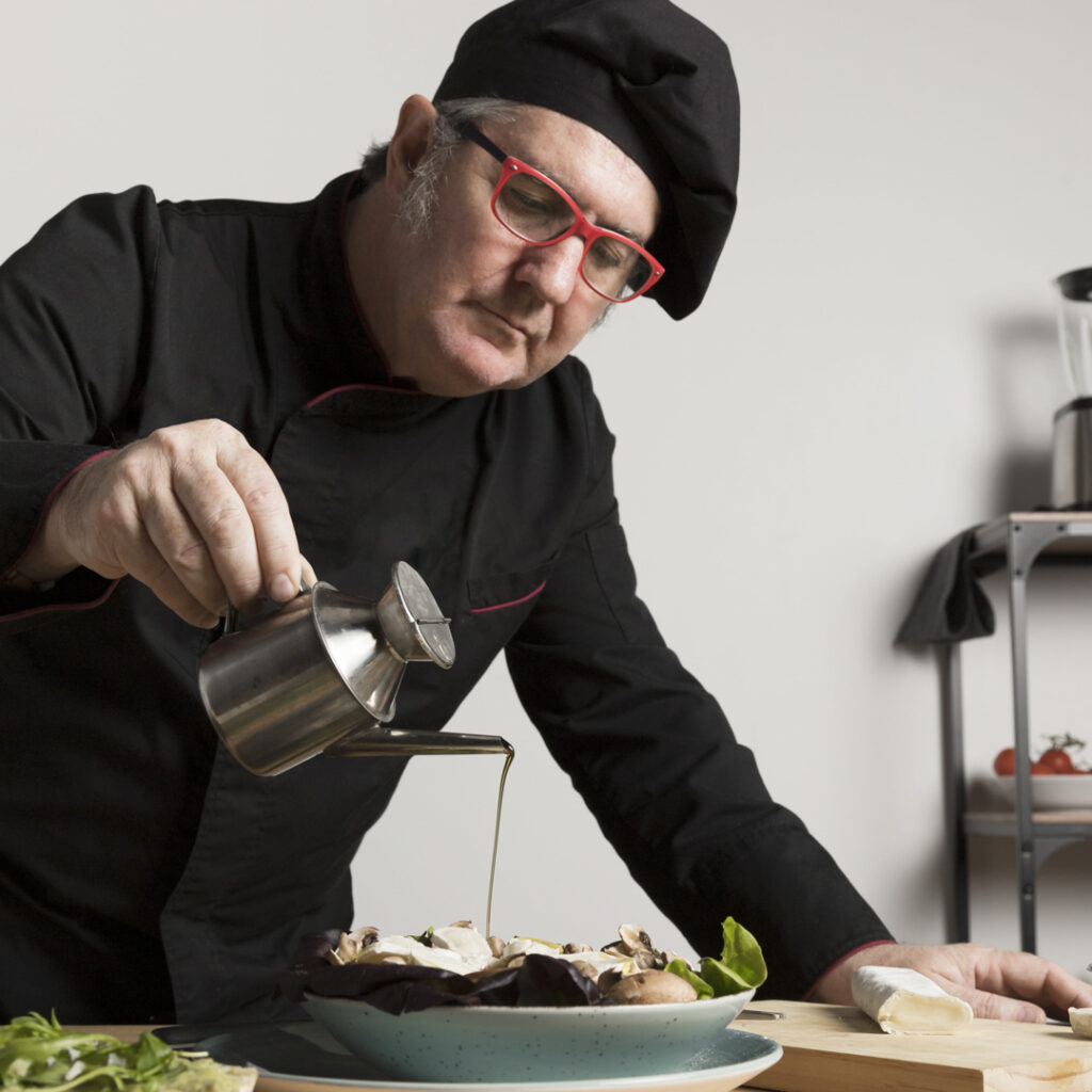 cocinero aliñando un plato