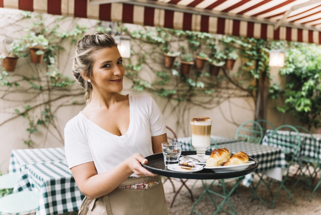 camarera con una bandeja de cafés