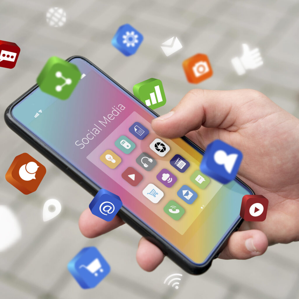 Móvil con iconos de diferentes redes sociales