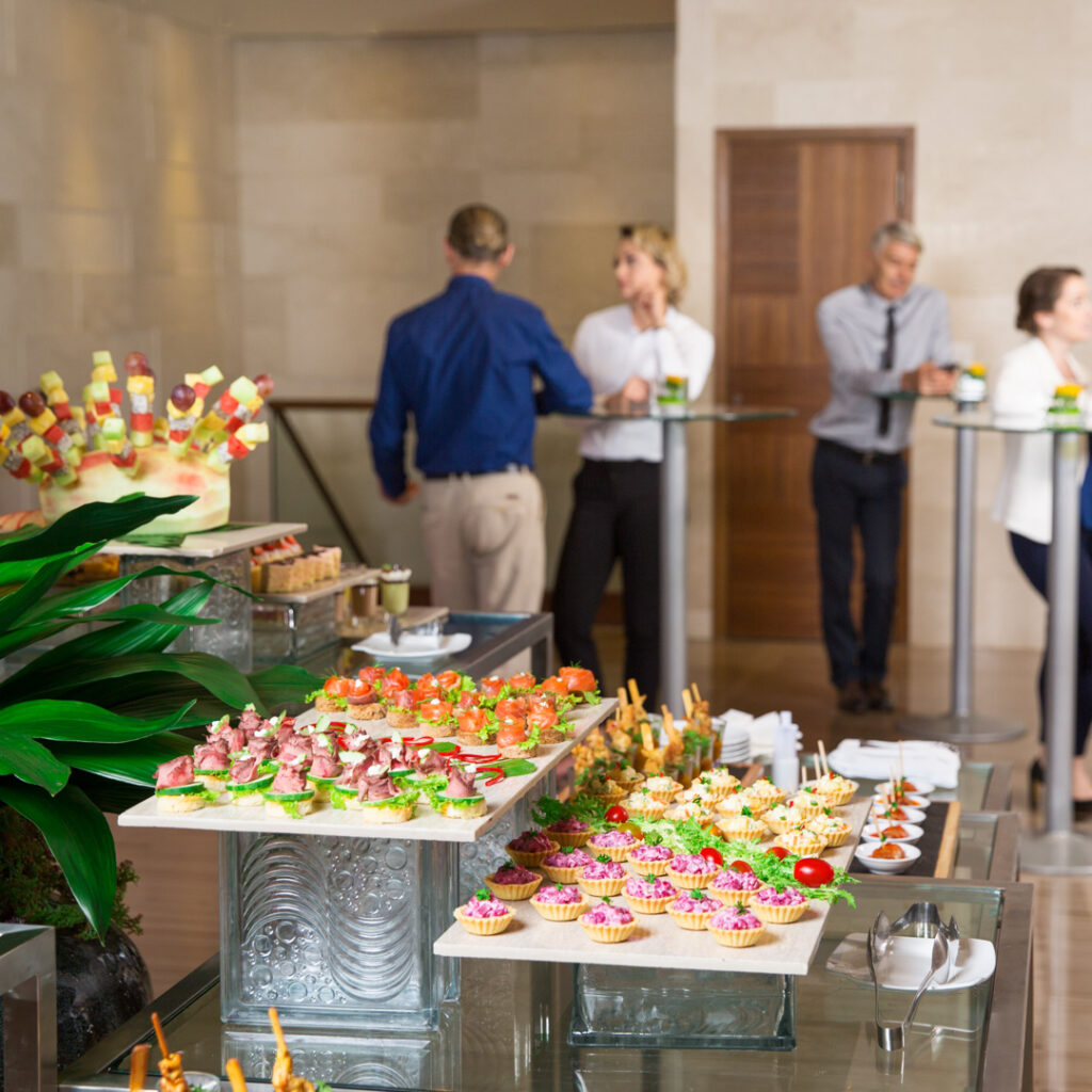 vista de un buffet y catering