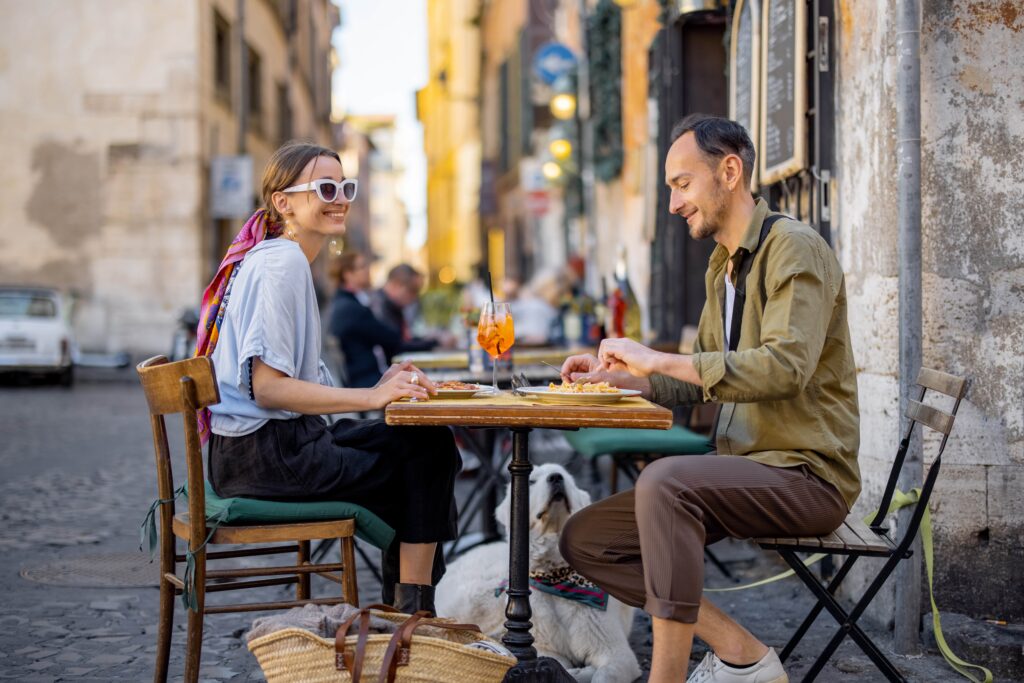 pareja de francia en una terraza de cafetería