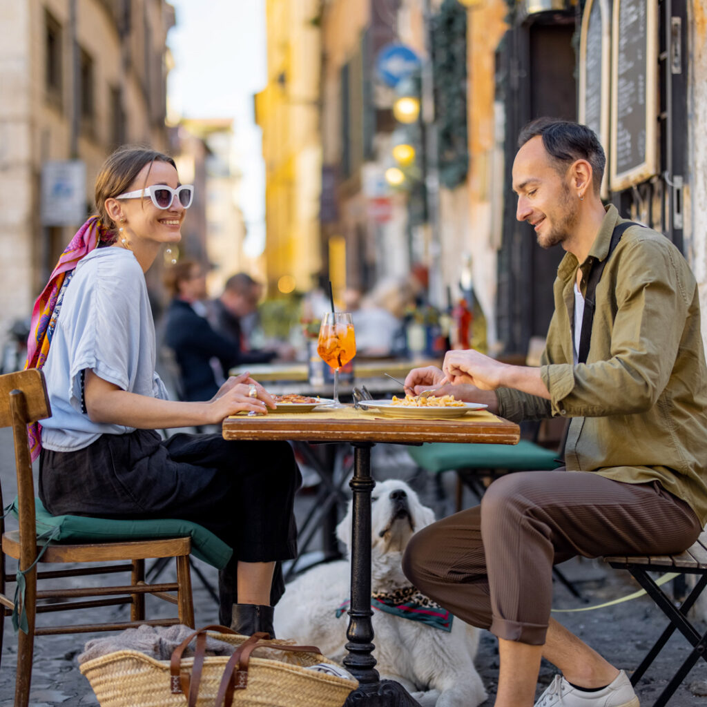 pareja de turistas en una terraza