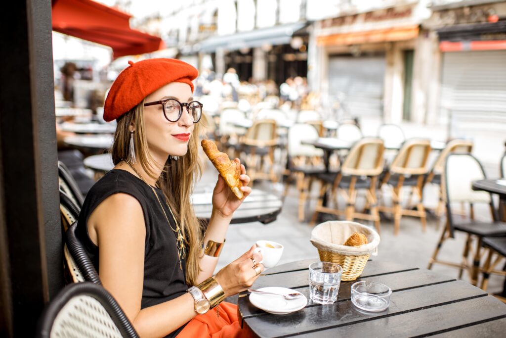 turista de francia desayunando