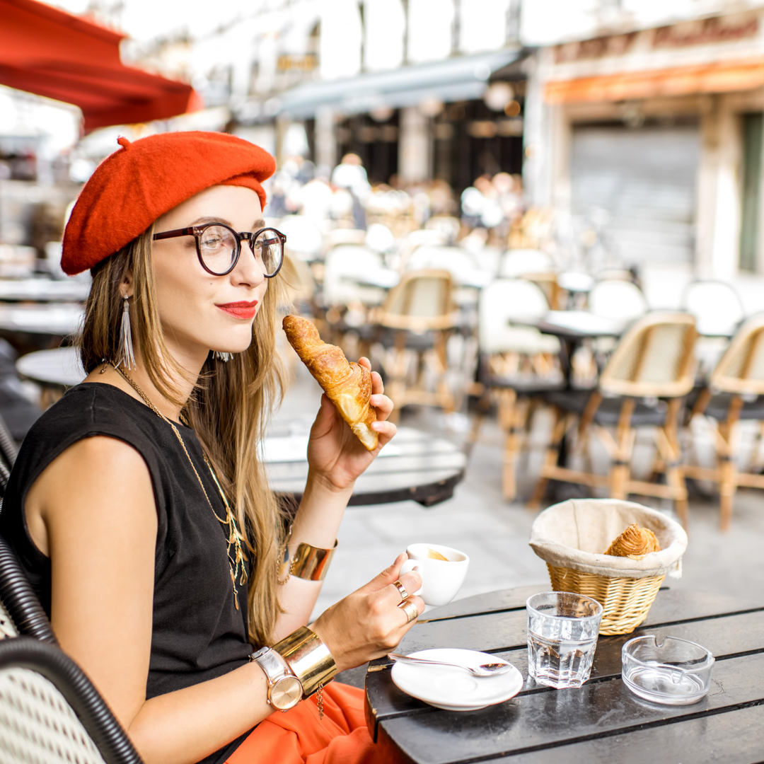 turista comiendo croissants