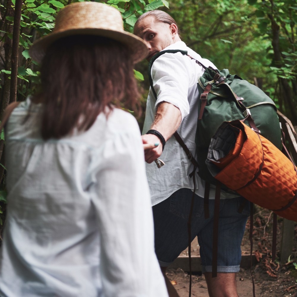 pareja haciendo ecoturismo en el bosque