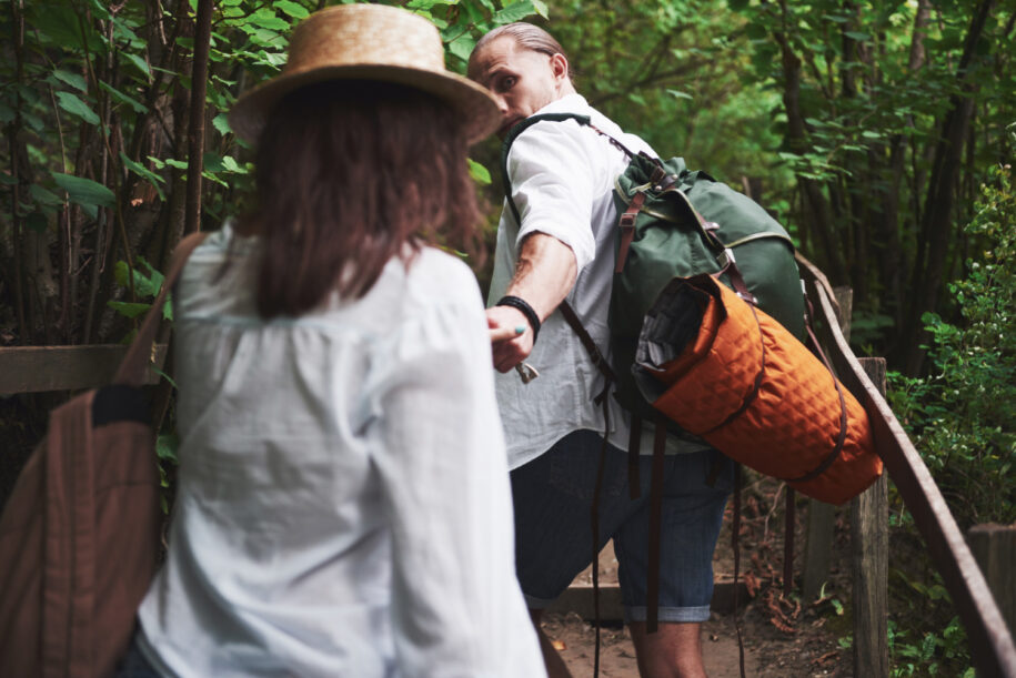 pareja haciendo ecoturismo en el bosque