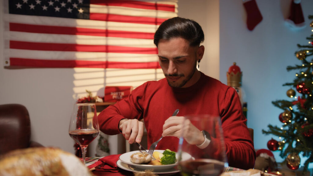 persona comiendo comida americana