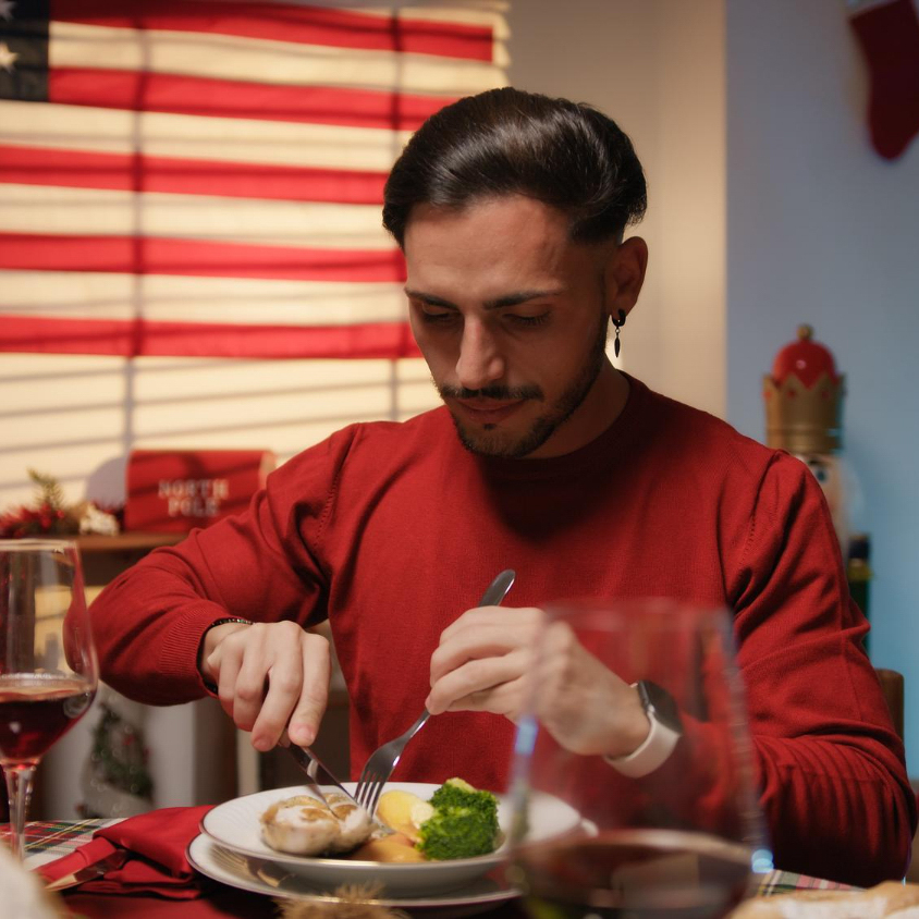 persona comiendo comida americana