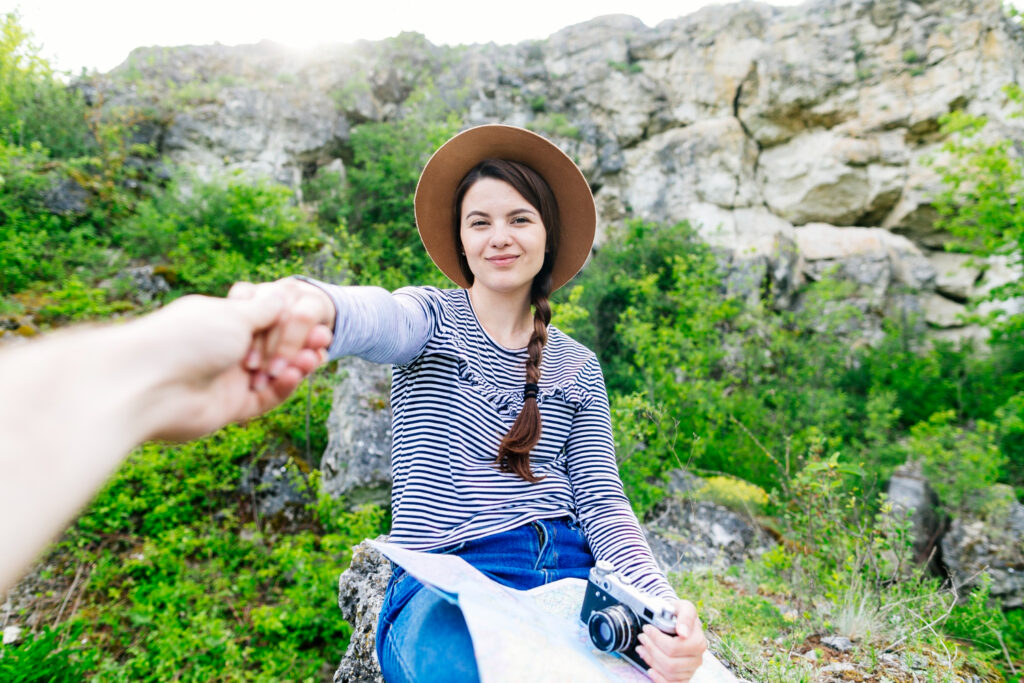 chica con sombrero practicando el ecoturismo en el campo