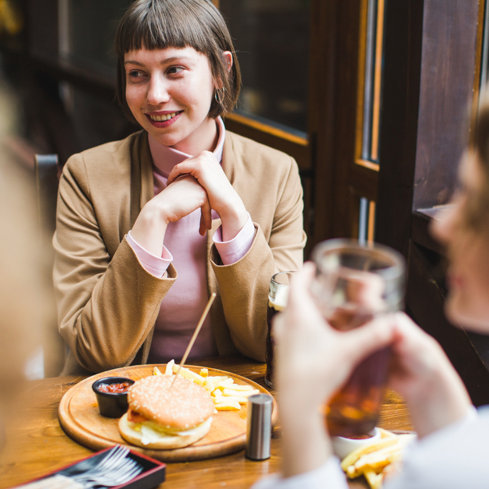 mujer comiendo hamburguesa