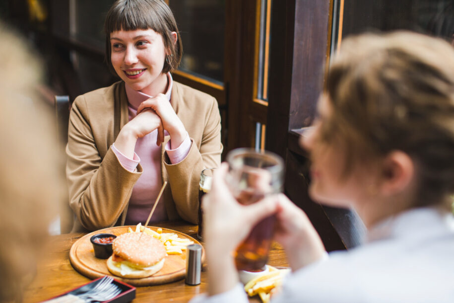 mujer comiendo hamburguesa