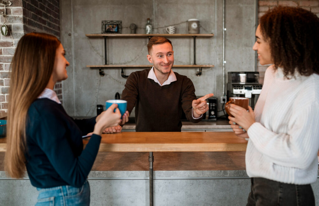 camarero atendido a clientas con café