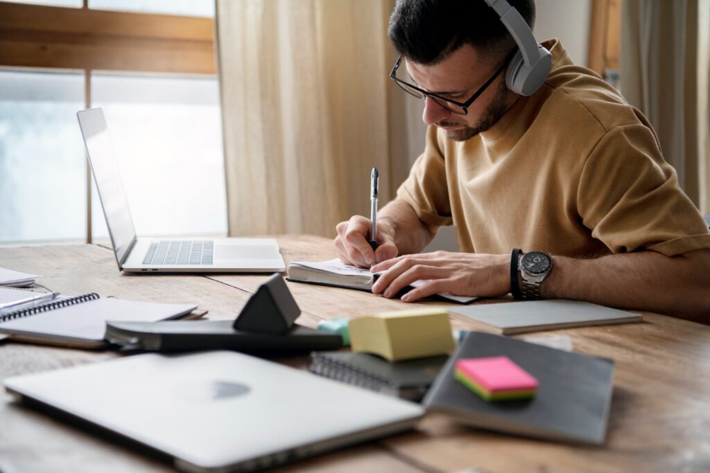 estudiando un curso sobre docencia digital