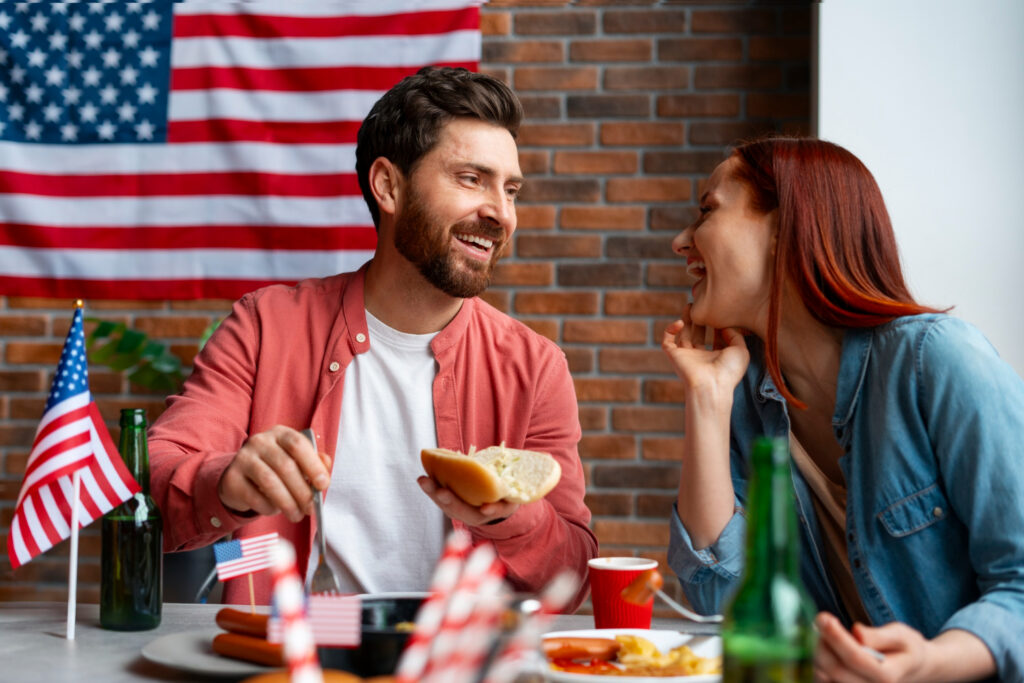 personas hablando inglés comiendo perritos calientes