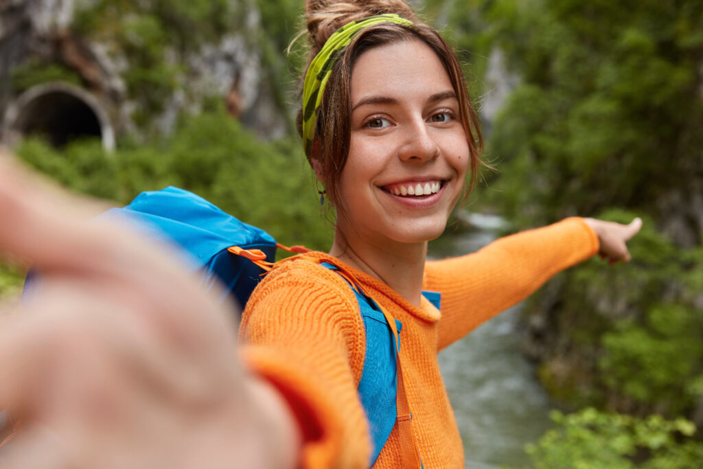 chica joven mochilera haciendo ecoturismo