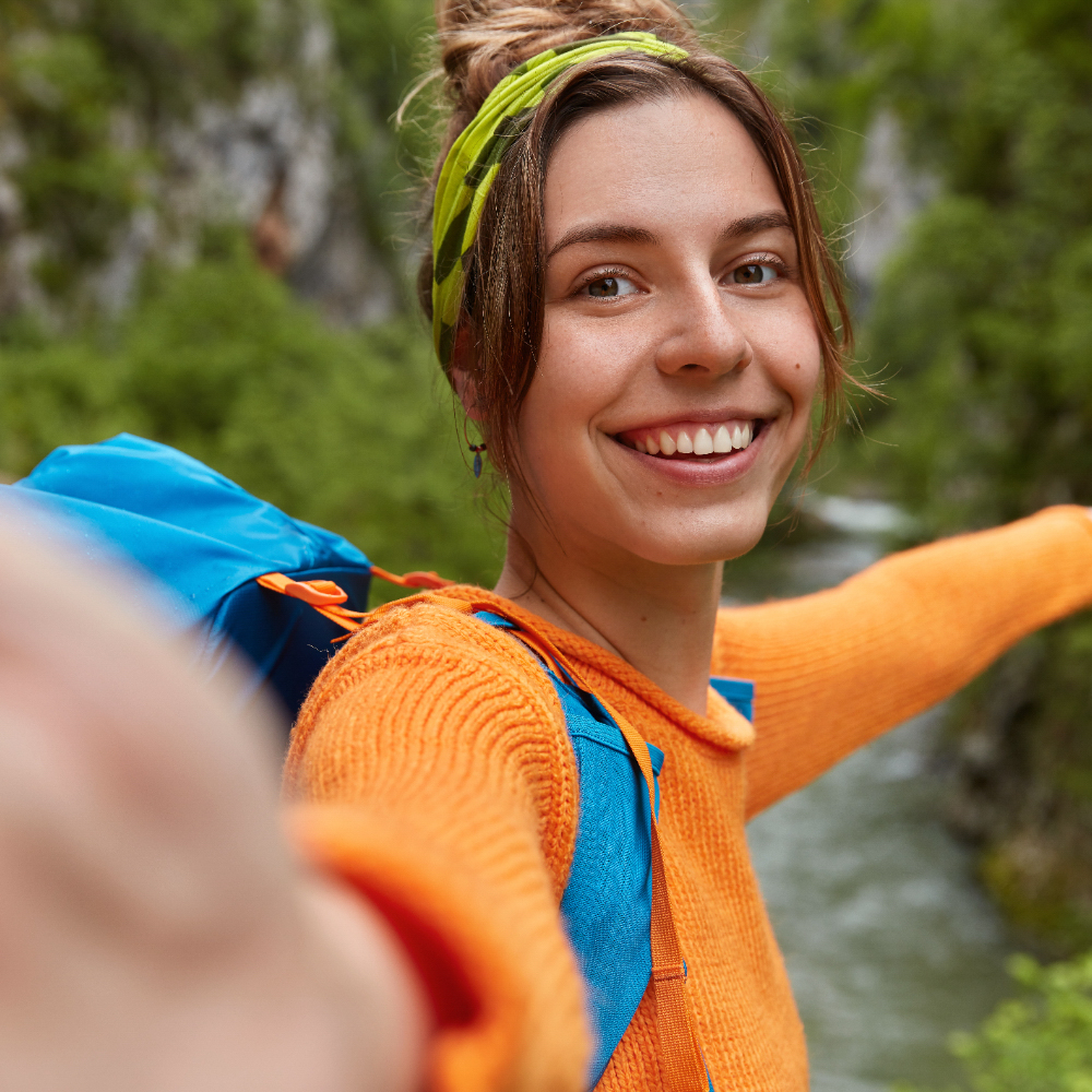 chica joven mochilera haciendo ecoturismo