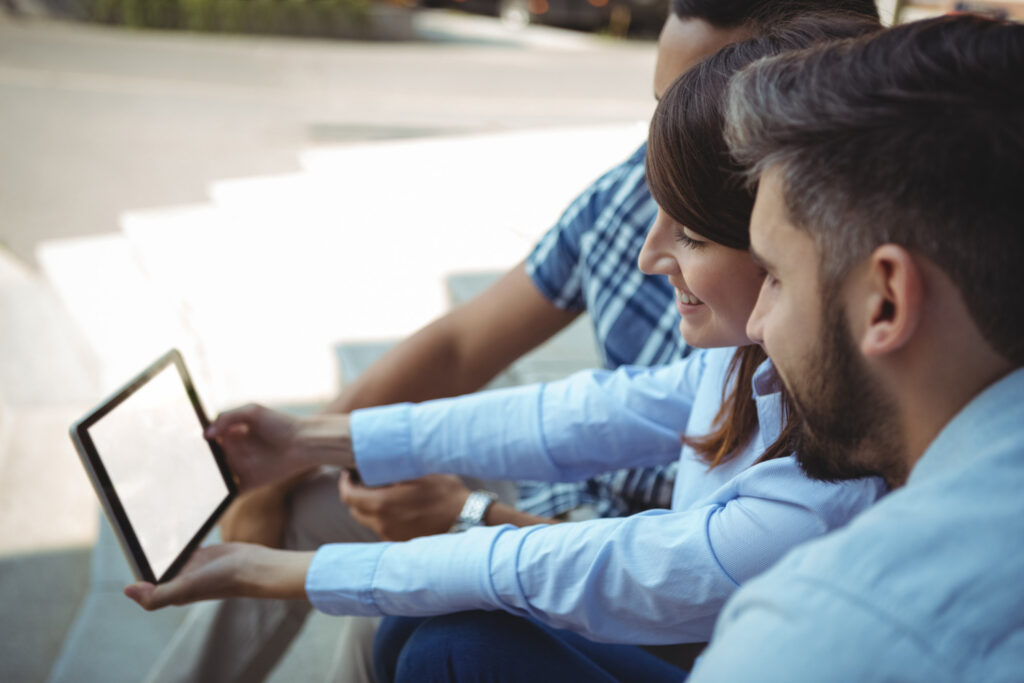 grupo de personas enfrente de una tablet