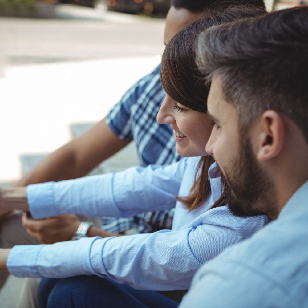 grupo de personas enfrente de una tablet