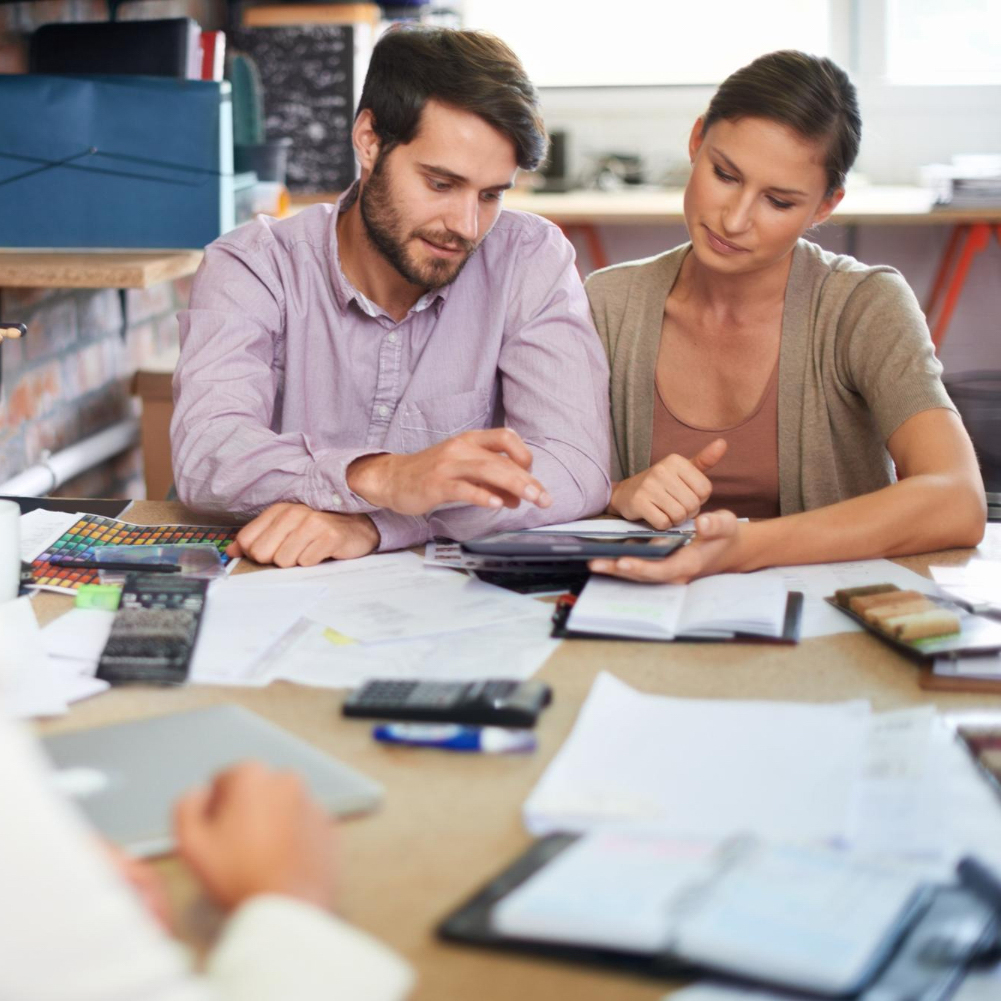 reunidos para hablar sobre fiscalidad y contabilidad de la organización