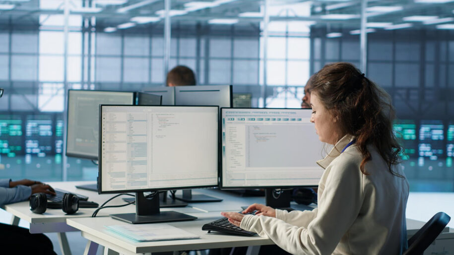 trabajando en una oficina con sistemas digitales