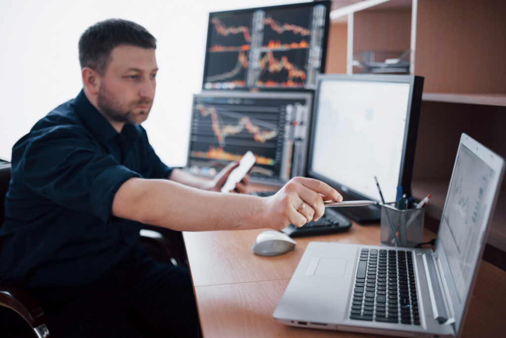 experto en ciberseguridad trabajando con dos ordenadores